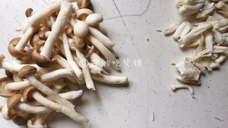 花蛤豆腐汤,菇菇,切去根蒂,冲洗干净。