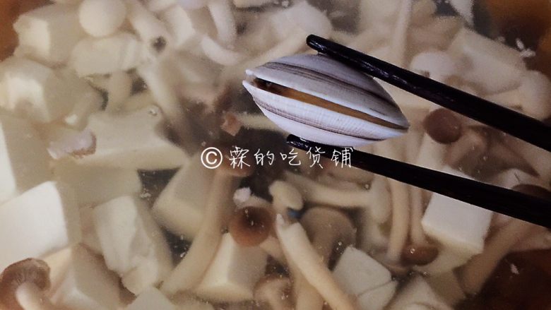花蛤豆腐汤,注意观察,等花蛤裂开一个小口时,马上转小火。