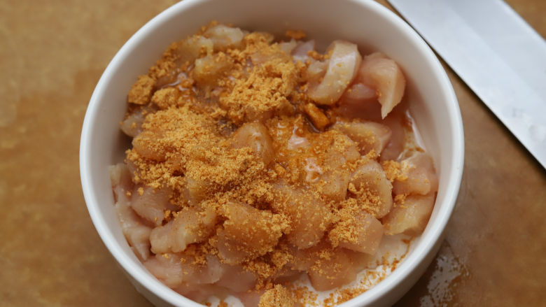 空气炸鸡米花,准备一些烤肉腌料,我用的是蜜汁口味的,您可以选择奥尔良等口味,加入一勺<a style='color:red;display:inline-block;' href='/shicai/ 857'>植物油</a>,<a style='color:red;display:inline-block;' href='/shicai/ 136820'>生姜粉</a>,<a style='color:red;display:inline-block;' href='/shicai/ 919'>柠檬汁</a>,抓匀腌制一小时。
如果没有烤肉腌料,可以用盐,鸡精,黑胡椒粉,花椒粉来腌制,加<a style='color:red;display:inline-block;' href='/shicai/ 919'>柠檬汁</a>是为了让鸡肉软化,吃起来更嫩。