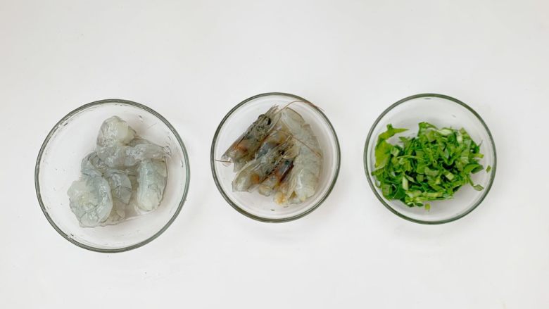 一岁宝宝辅食：虾油面（超级鲜）,剥虾开始，去除虾线留虾仁和虾头洗净备用。<a style='color:red;display:inline-block;' href='/shicai/ 3517'>青菜</a>切碎（喜欢吃整菜的宝宝忽略这一步）