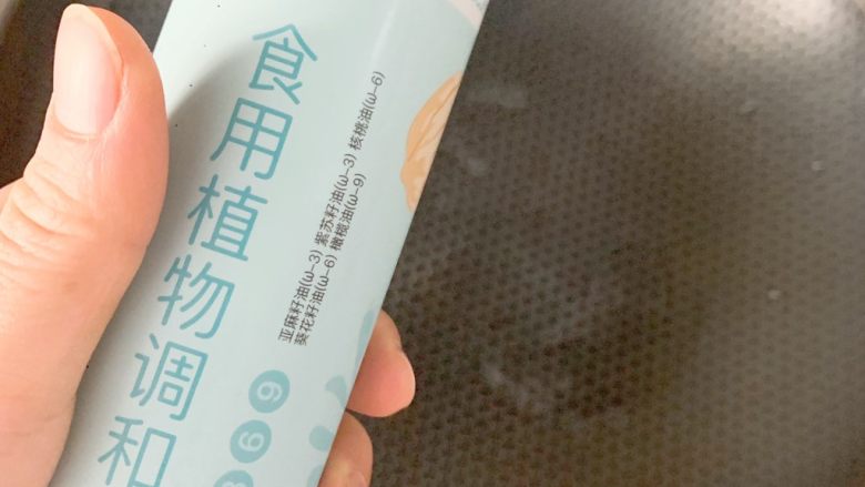 一岁宝宝辅食:虾油面(超级鲜),锅热加入适量的宝宝调和油
