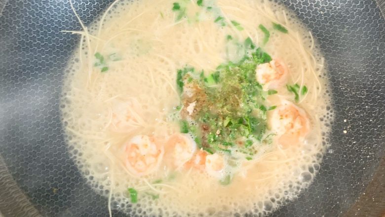 一岁宝宝辅食:虾油面(超级鲜),倒入青菜,加适量的盐和宝宝调味品(我加了自制宝宝味精和香菇粉)烧1-2分钟后关火焖1分钟。