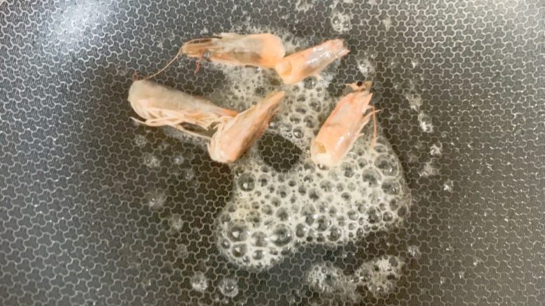 一岁宝宝辅食:虾油面(超级鲜),把虾头放热锅中