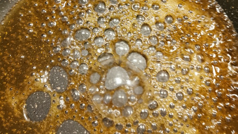花生酥糖,煮开后 开始起大泡泡 转小火