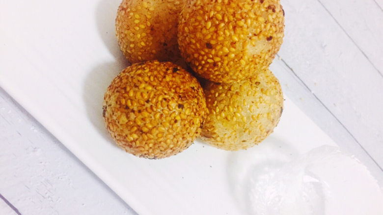 红豆麻团,炸至表面金黄便可出锅,油炸时间大概5-6分钟