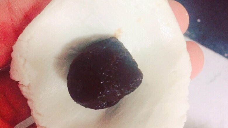 红豆麻团,取糯米团按压成面饼,放入红豆馅