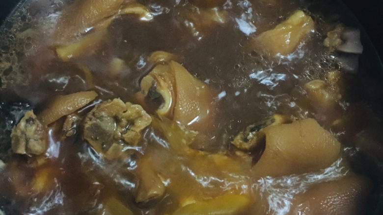 电饭煲猪蹄,注水没过猪蹄，闷煮2小时左右，闷煮期间每隔30分钟左右打开翻一下，水不够时可加水