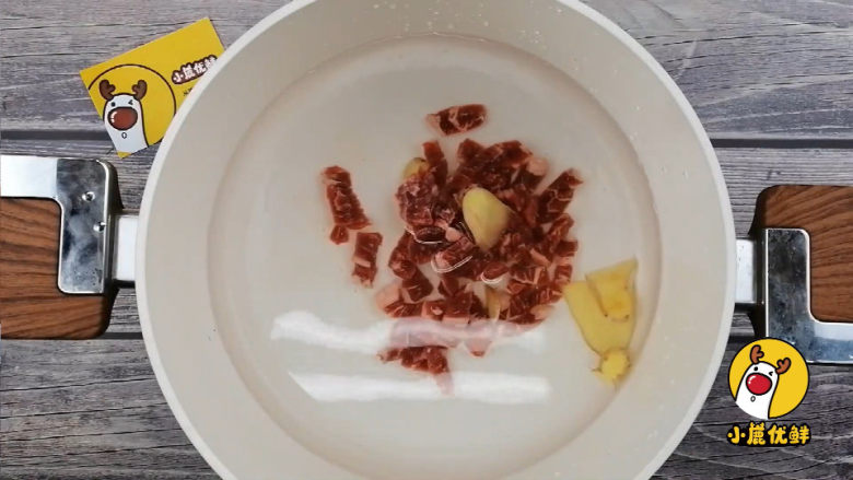 宝贝生鲜,补铁增强免疫力——胡萝卜牛肉肠【小鹿优鲜】,牛肉加姜片冷水下锅煮20min。