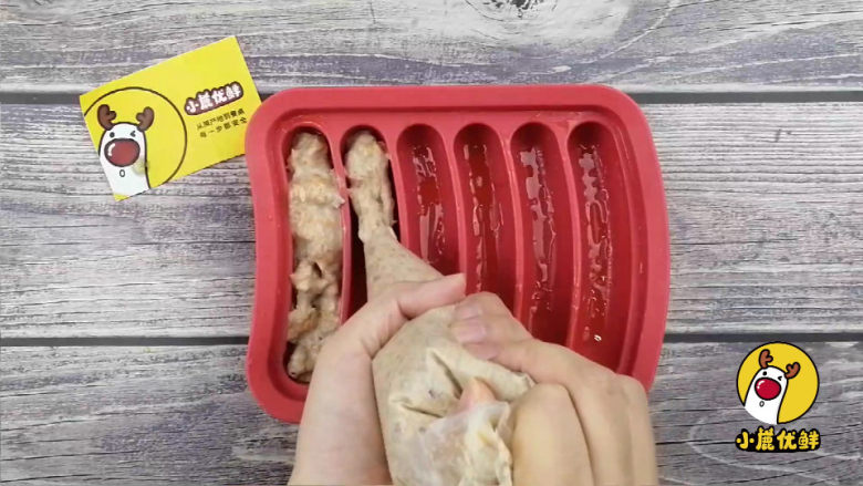 宝贝生鲜,补铁增强免疫力——胡萝卜牛肉肠【小鹿优鲜】,模具刷油,用裱花袋将糊挤入,蒸20min即可。