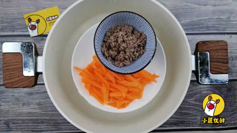 宝贝生鲜,补铁增强免疫力——胡萝卜牛肉肠【小鹿优鲜】,胡萝卜丝牛肉泥上锅蒸5min。
