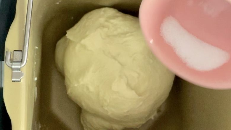 葡萄干吐司🍞,加入盐，再一个揉面程序搅打。