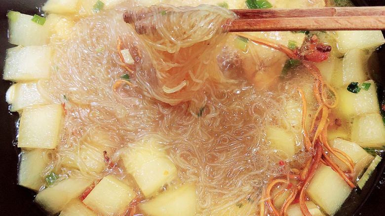 老鸭粉丝汤,粉丝炖煮3分钟,可以关火了。