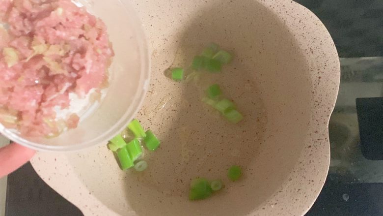 一周宝宝辅食:茄汁瘦肉疙瘩汤,放点葱花炸出香味、把肉泥倒入锅中翻炒片刻