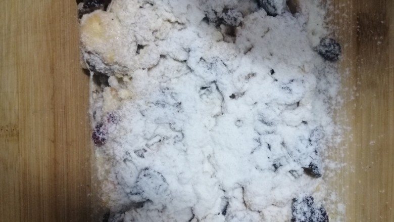 坚果雪花酥,放入模具,再放冰箱冷藏20分钟后取出,正反用面粉筛撒匀20克奶粉