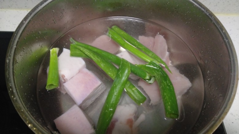 红烧肉炖冬瓜,锅中放入适量清水,放入<a style='color:red;display:inline-block;' href='/shicai/ 3250'>葱</a>