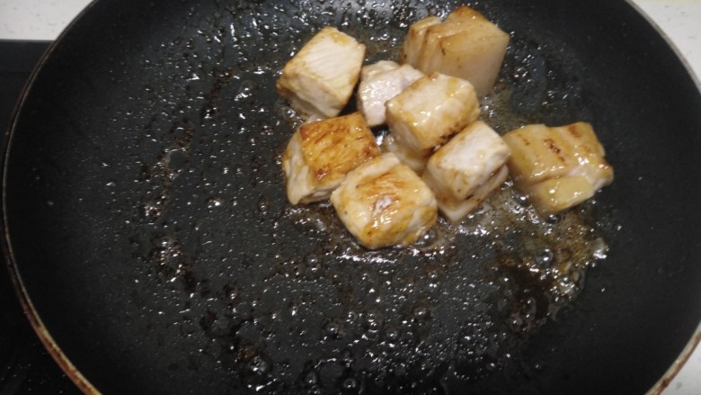 红烧肉炖冬瓜,小火炒至金黄色,放入肉块