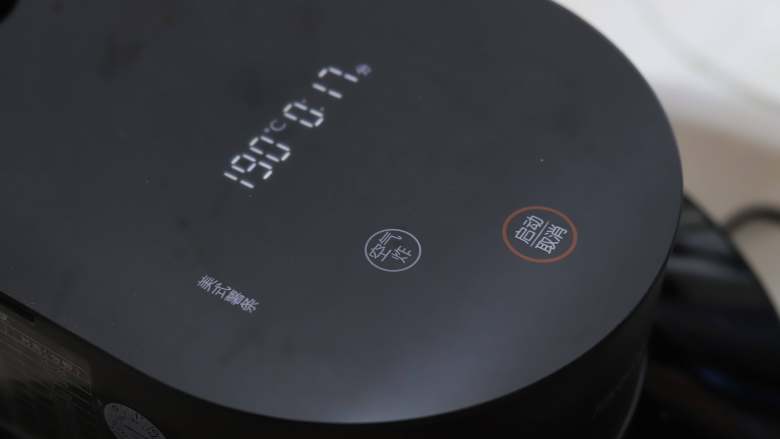 空气炸土豆,盖上空气炸锅的盖子,选择对应的美式薯条功能,按启动键即可。