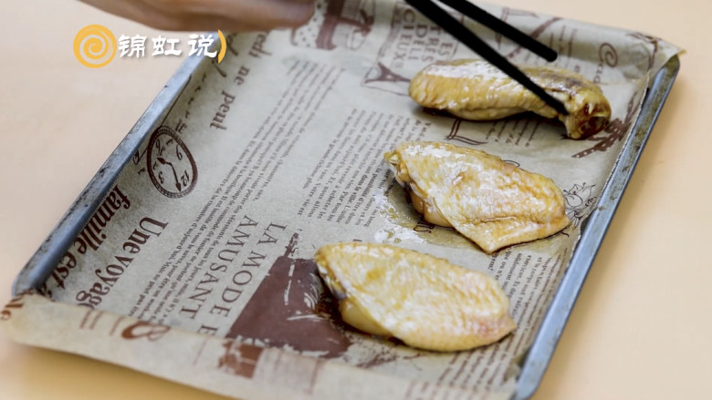 蜜汁烤鸡翅,烤盘铺上油纸,放上鸡翅