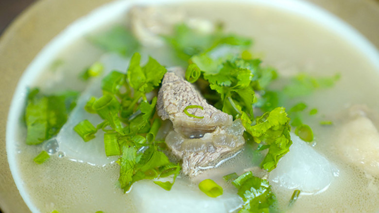 羊肉汤,盛出羊肉汤,撒上香菜即可。