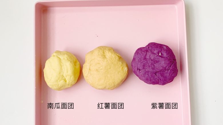 三色磨牙棒(南瓜、红薯、紫薯),根据我的配方面粉比列和成面团。