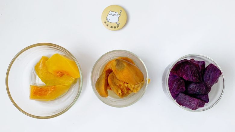 三色磨牙棒(南瓜、红薯、紫薯),想做那种口味就蒸那种。蒸熟放凉备用