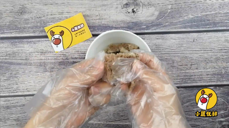 自制牛肉松,补铁补蛋白小零食,适合10个月宝贝生鲜【小鹿优鲜】 ,煮熟的牛肉用手撕成小条。