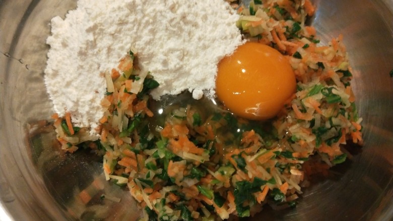 蔬菜小饼,加入适量<a style='color:red;display:inline-block;' href='/shicai/ 519'>面粉</a>，<a style='color:red;display:inline-block;' href='/shicai/ 9'>鸡蛋</a>。