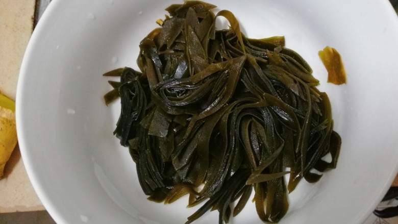 辣炒海带,浸泡后,切大丝
😁看各人喜欢切的方式