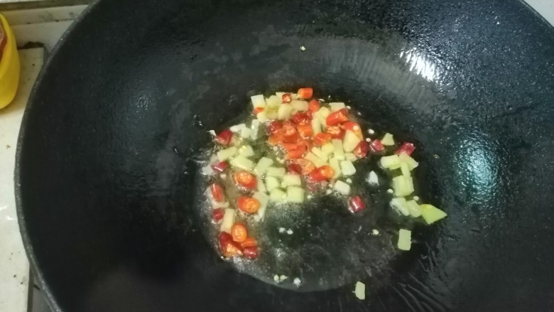 辣炒海带,炒锅内放油,姜末辣椒炝锅,大火爆香。