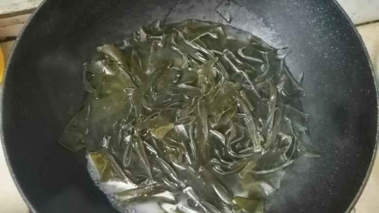 辣炒海带,清水300ml大火煮沸,焯水2分钟