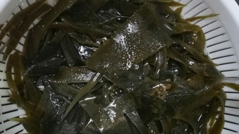 辣炒海带,盛出过一下凉水,沥干些许水分