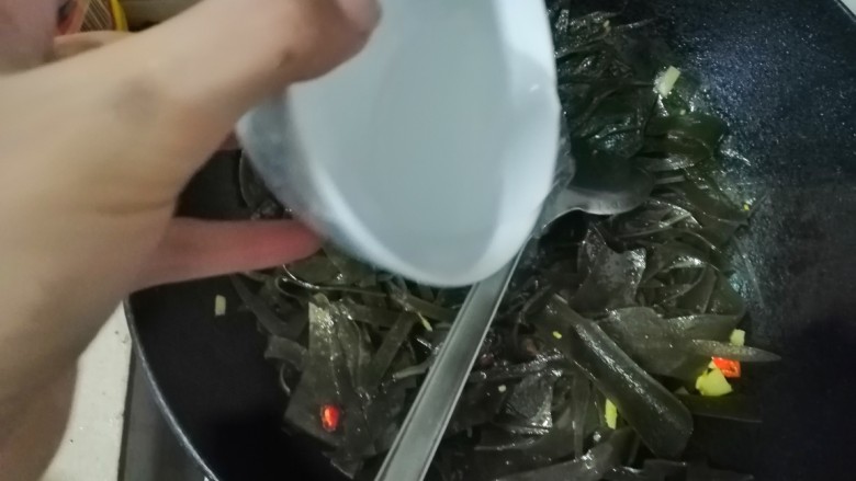 辣炒海带,放入盐2克,些许水。