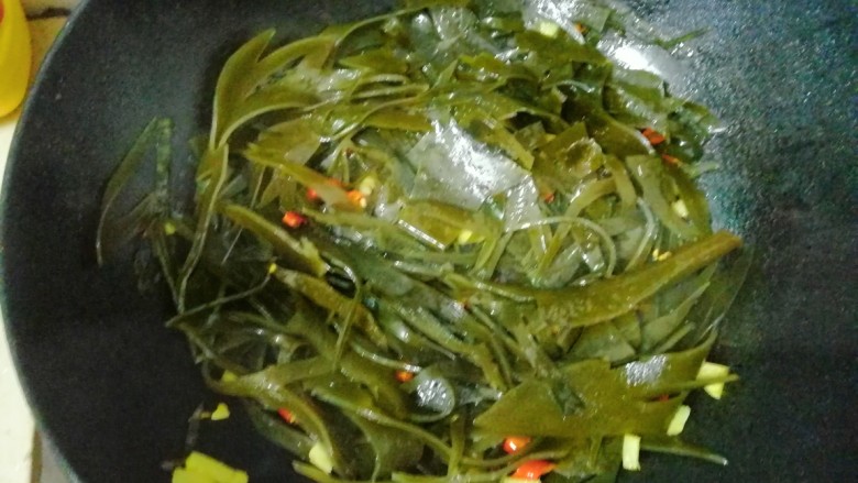 辣炒海带,放入海带翻炒均匀