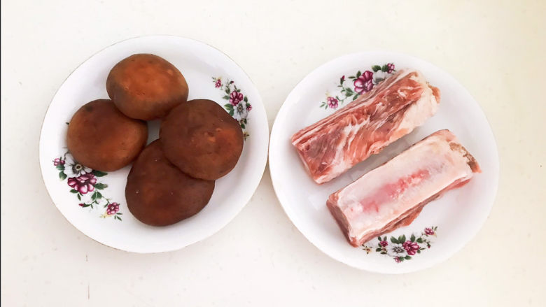 香菇排骨粥,准备食材:把香菇去蒂清洗干净,精排清洗干净