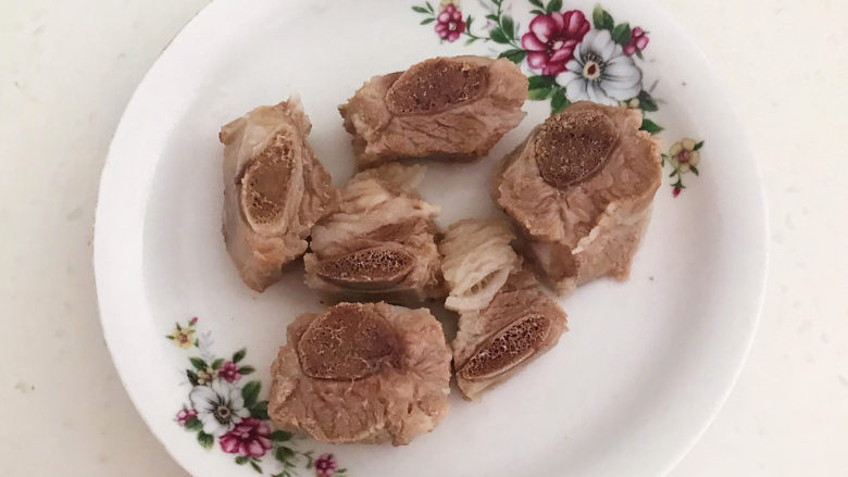 香菇排骨粥,把焯好的排骨捞出来,用温水清洗干净