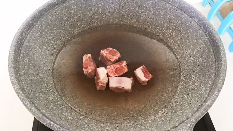 香菇排骨粥,排骨冷水下锅,水开后焯水5分钟