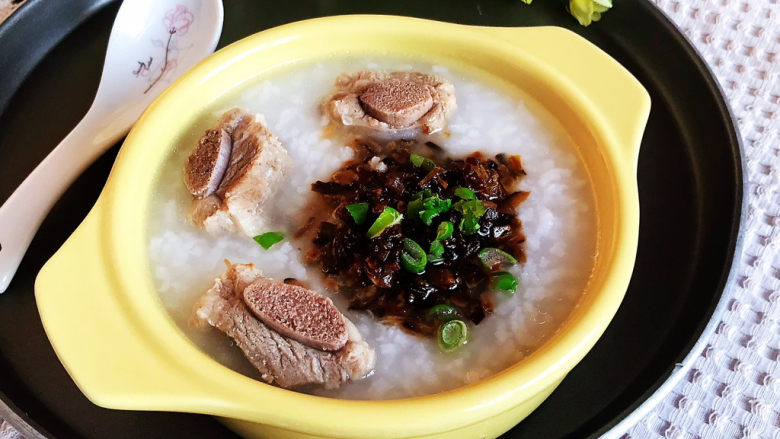香菇排骨粥,香菇排骨粥鲜香味美,这是一道非常独特的肉粥,不油不腻,鲜美无比~