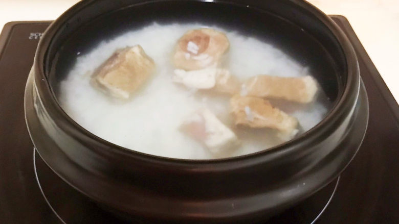 香菇排骨粥,加入焯好的排骨,大火烧开后小火慢煮20分钟左右