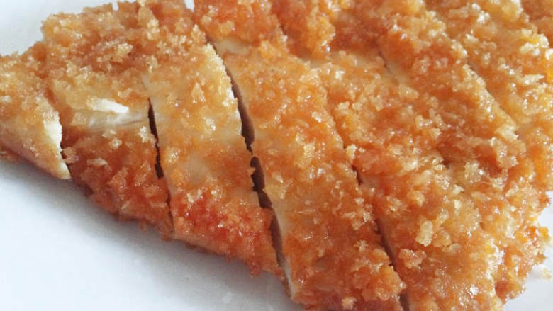 新奥尔良炸鸡排,炸至表面金黄即可,沥油切条