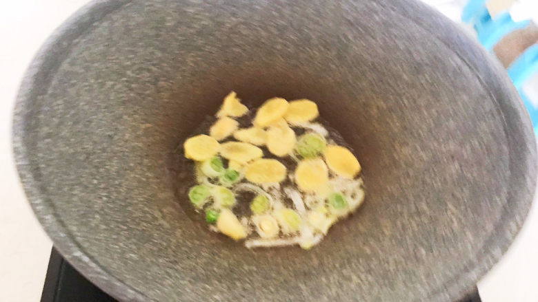 香菇蒸排骨,另起锅,炒锅烧热后加入大豆色拉油,油烧热后加入葱姜炒出香味