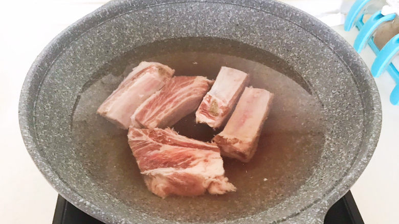 香菇蒸排骨,精排冷水下锅,水开后焯水5分钟