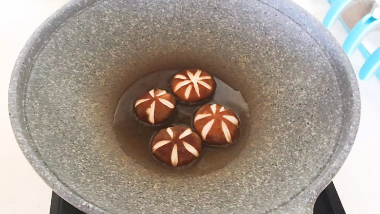 香菇蒸排骨,油温5分热的时候加入香菇,小火煎制