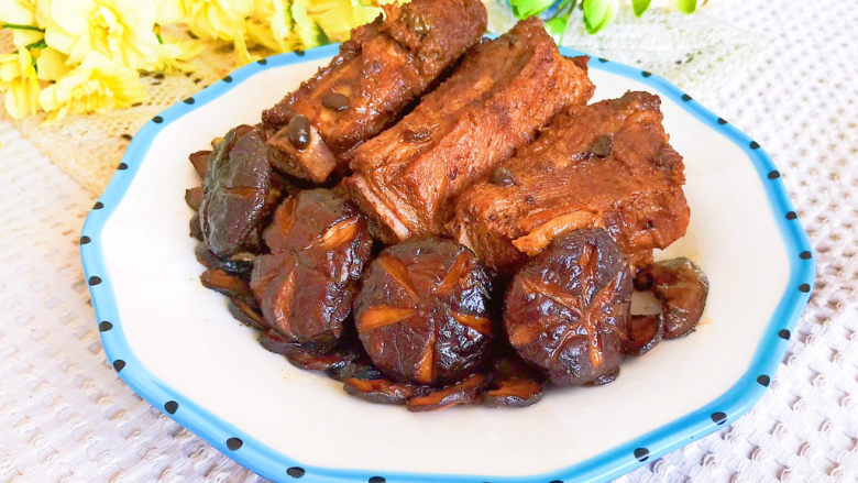 香菇蒸排骨,香菇蒸排骨喝酒下饭都可以,不油腻,鲜美无比~