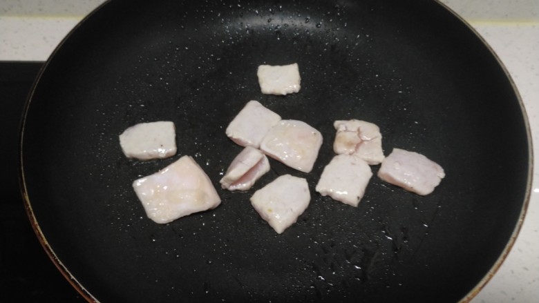 猪肉炒上海青、豆腐皮,锅中放入适量油,炒至猪肉变色
