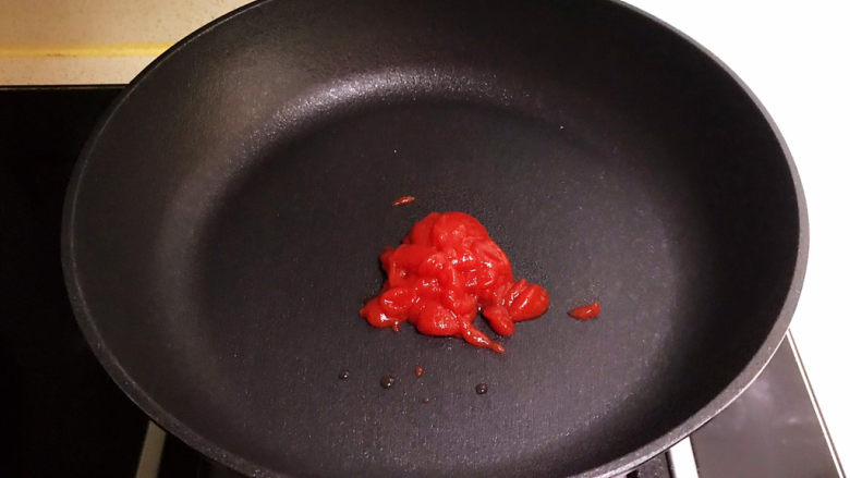 冬至美食 茄汁三味猫爪汤圆,炒锅烧热后<a style='color:red;display:inline-block;' href='/shicai/ 753'>番茄沙司</a>