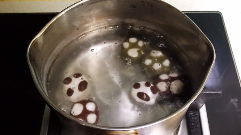 冬至美食 茄汁三味猫爪汤圆,烧开后加入汤圆