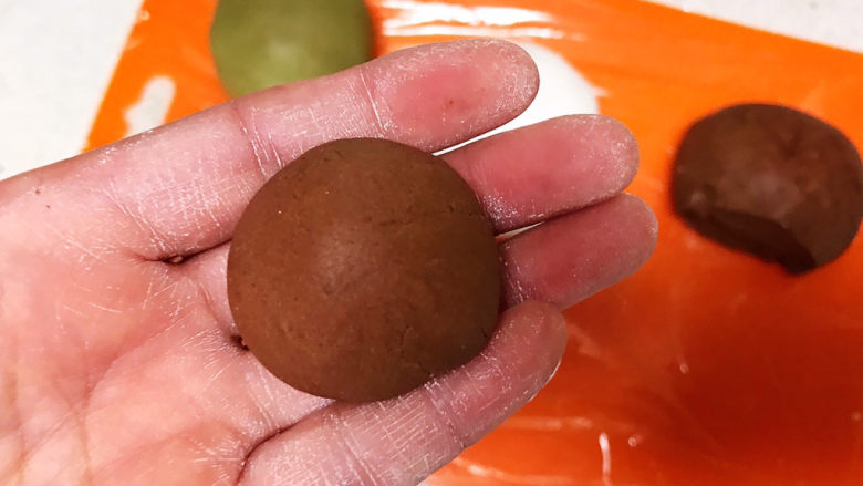 冬至美食 茄汁三味猫爪汤圆,取一个可可面团