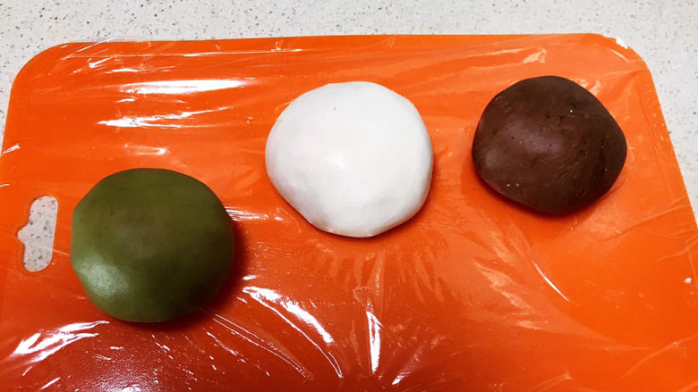 冬至美食 茄汁三味猫爪汤圆,把三个面团盖上保鲜膜,饧面15分钟
