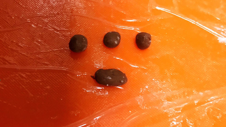 冬至美食 茄汁三味猫爪汤圆,取一块可可面团,分成3个小块后团圆,一个稍微大点的一块,揉成椭圆