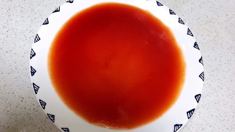 冬至美食 茄汁三味猫爪汤圆,把番茄汁倒入盘里备用